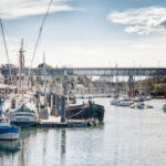 Hafen in Douarnenez einer Stadt im Finistere zwischen Handel und Fischfang in Douarnenez einer Stadt im Finistere zwischen Handel und Fischfang